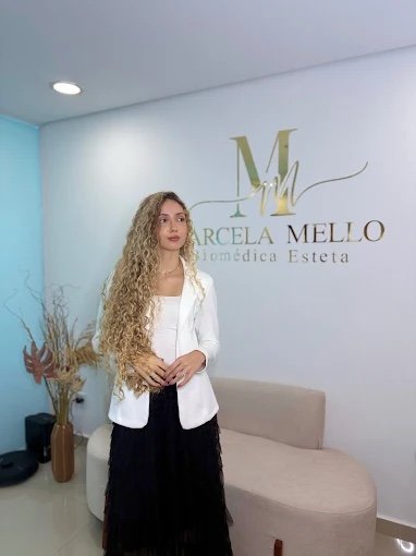 Dra. Marcela Mello em sua clínica em Taboão da Serra